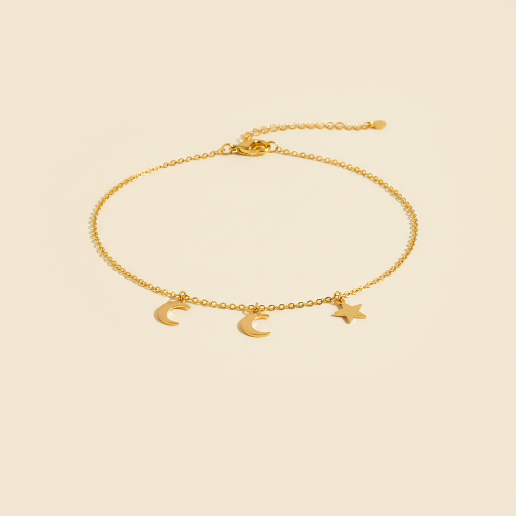 Collier ras-du-cou doré avec pendentifs lune et étoile sur fond ivoire